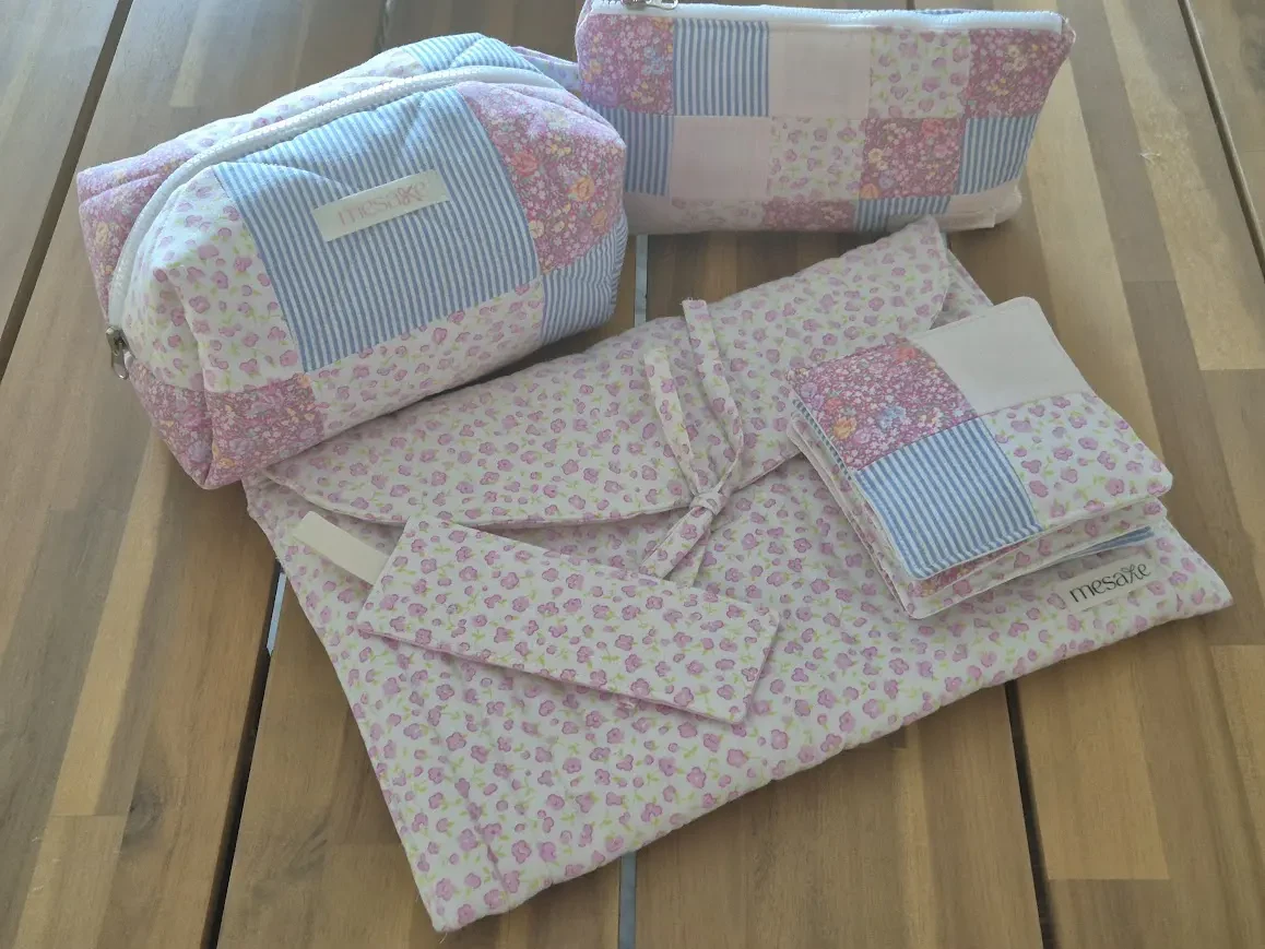 Neceseres patchwork de flores y rayas cosidos a mano